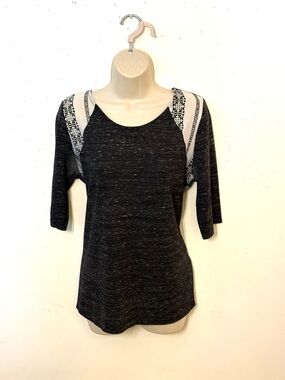 Le Lis Black Knit Top with White Patterned Shoulder and Back Panels. Size XL.EUC